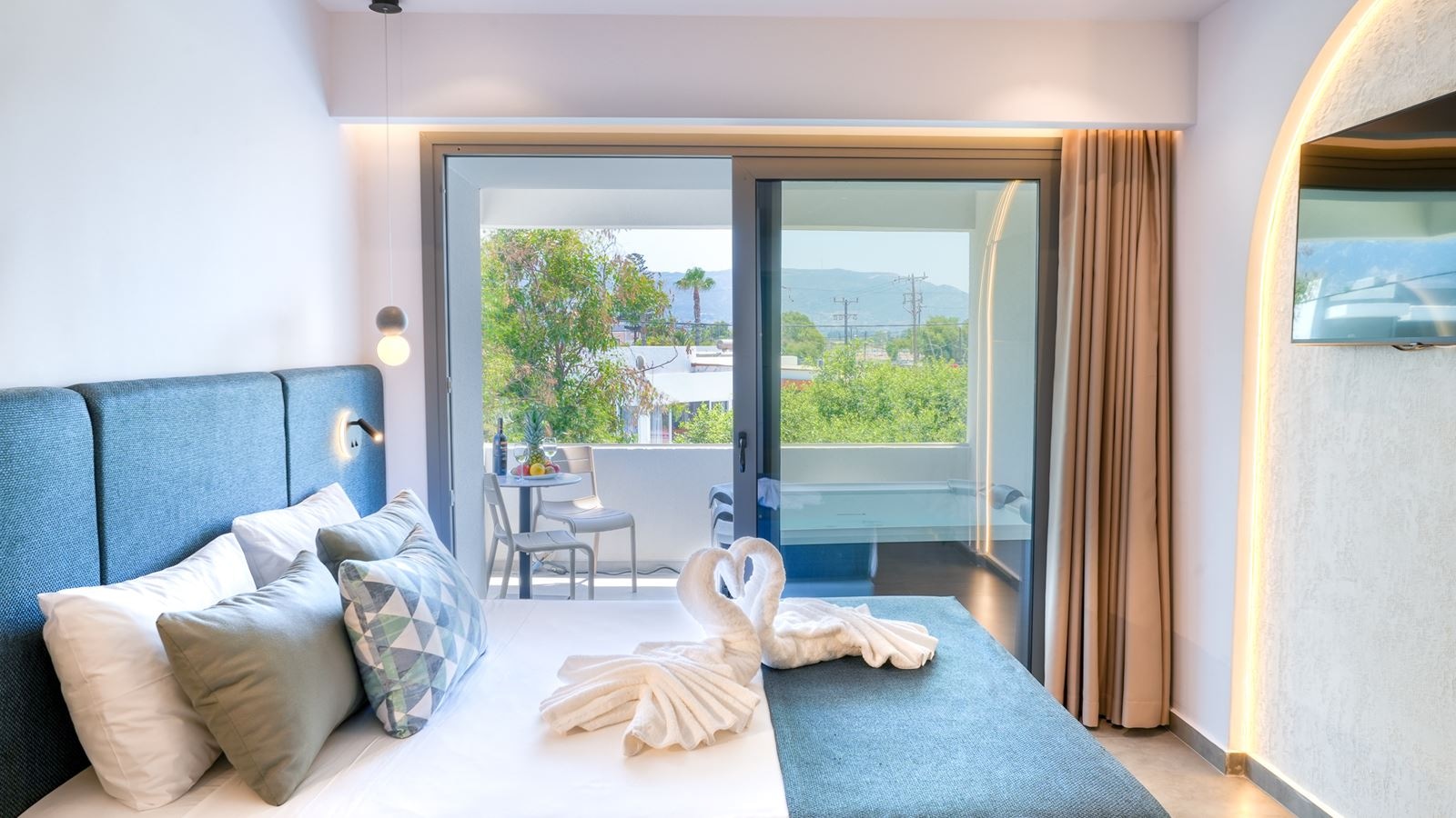 rooms-deluxe-double-room-outdoor-jacuzzi-inland-view