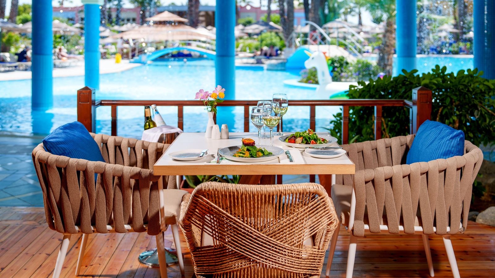 restaurants-mesogeos-mediterranean-pool-restaurant