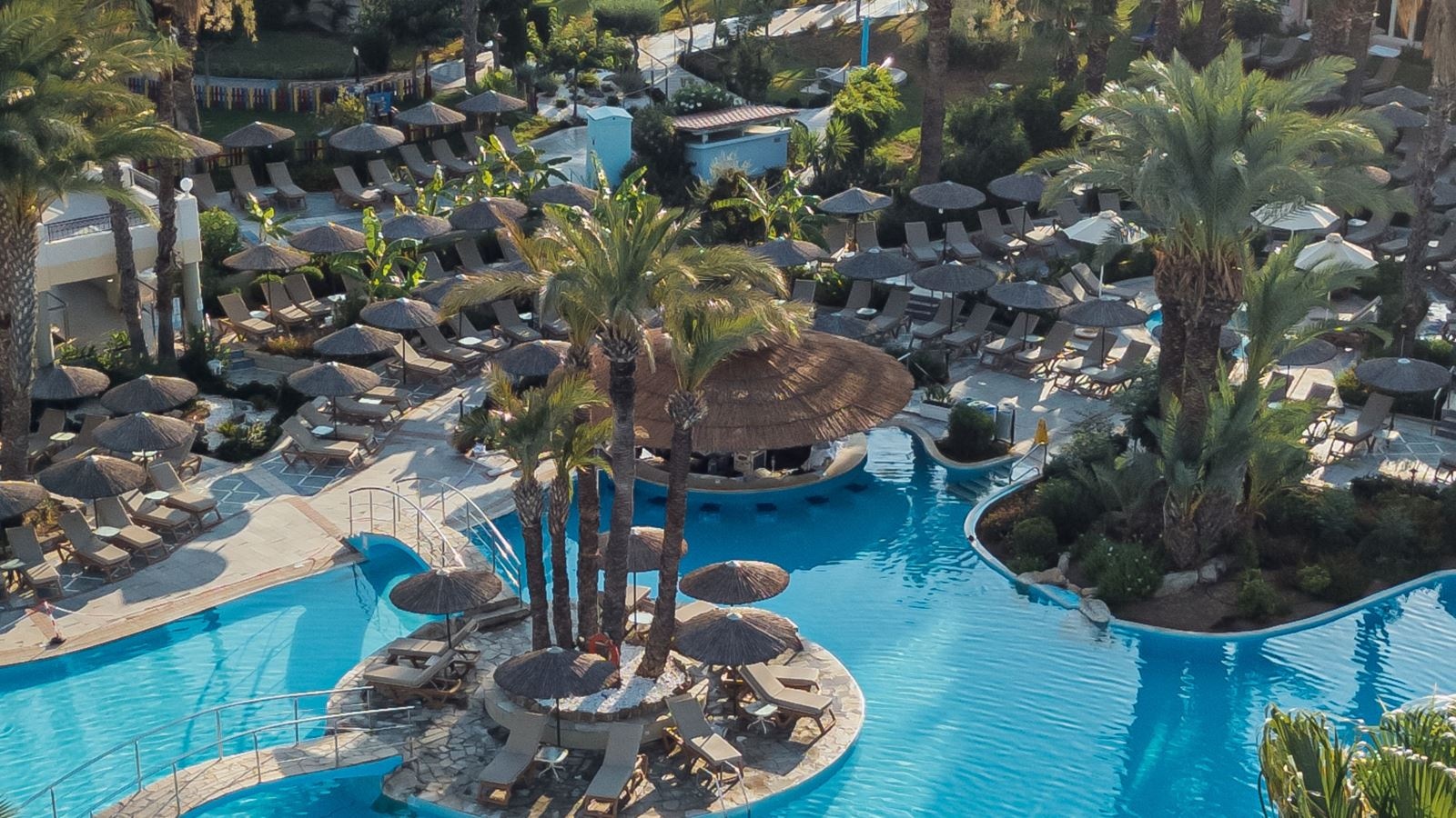 bars-amphibion-pool-bar