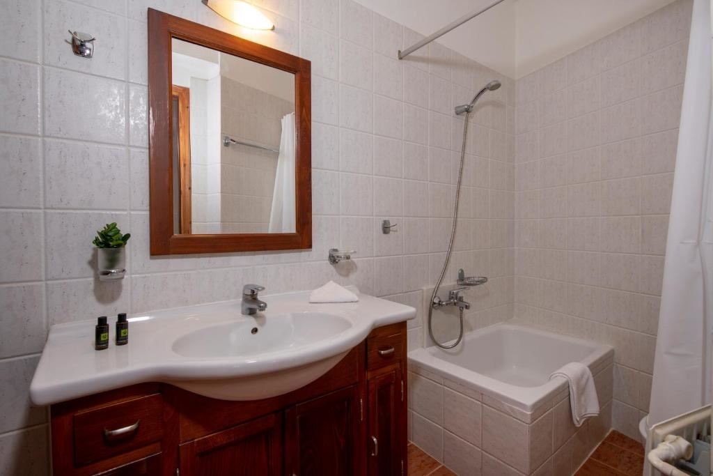 rooms-double-room-economy-partial-sea-view