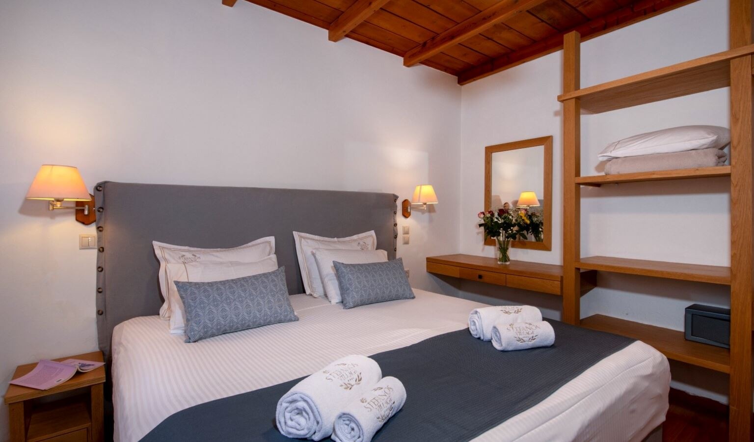 rooms-suite-1-bedroom-deluxe-with-outdoor-jacuzzi-panoramic-sea-view