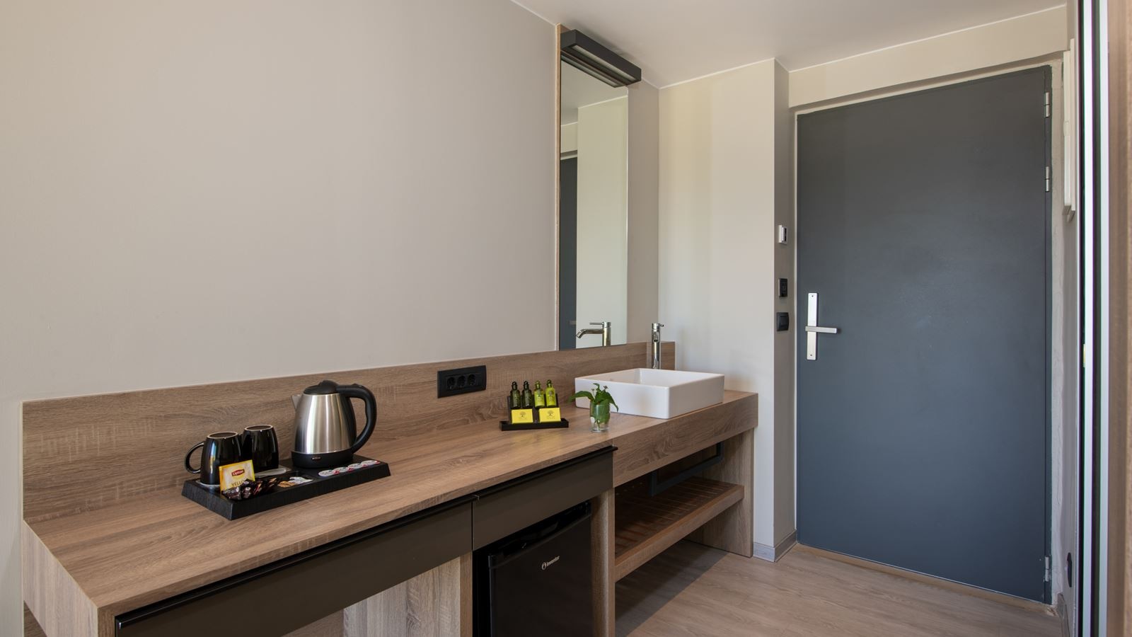 rooms-double-pool-view