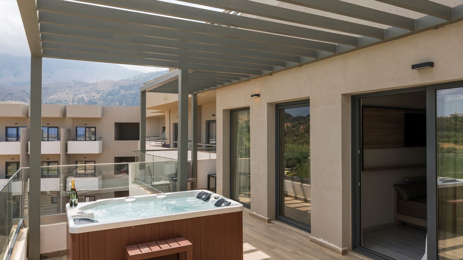 rooms-suite-with-jacuzzi