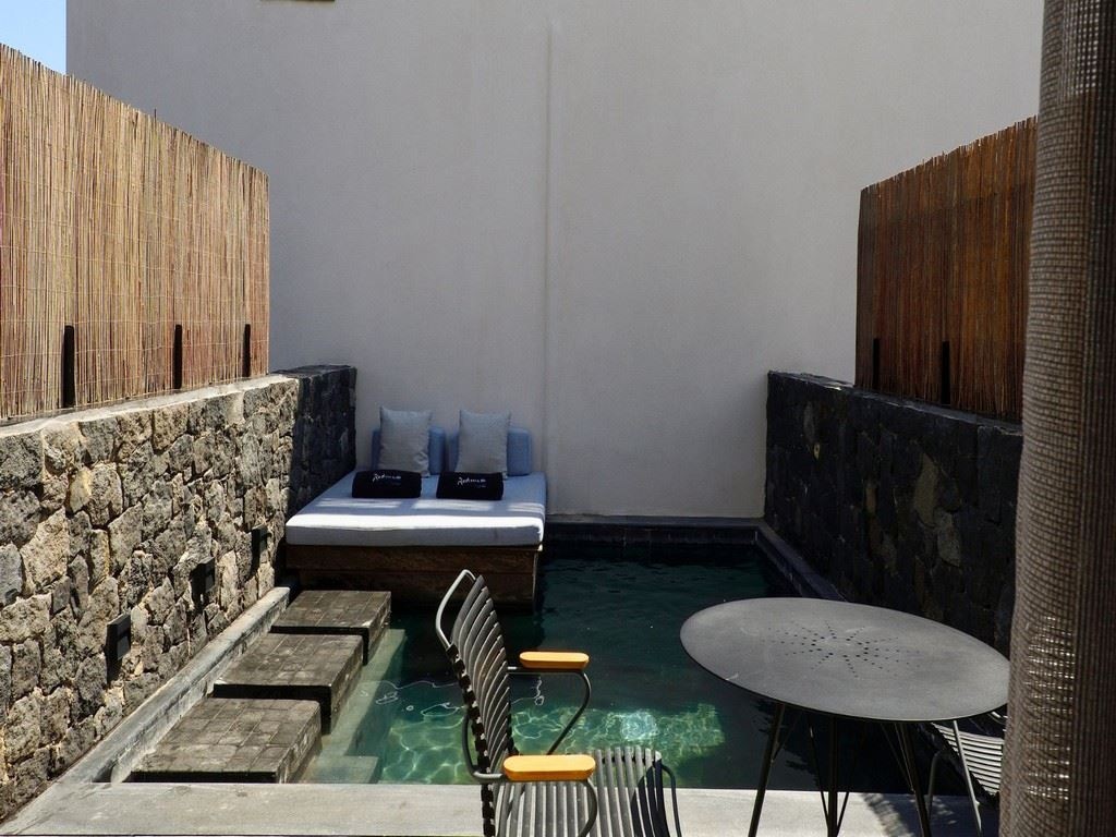 rooms-junior-suite-with-terrace-and-private-plunge-pool