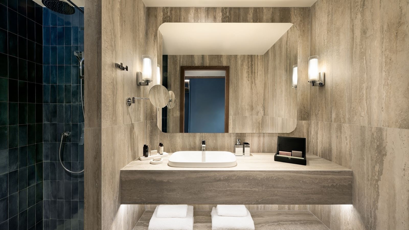 rooms-luxury-room-city-view-balcony-or-terrage