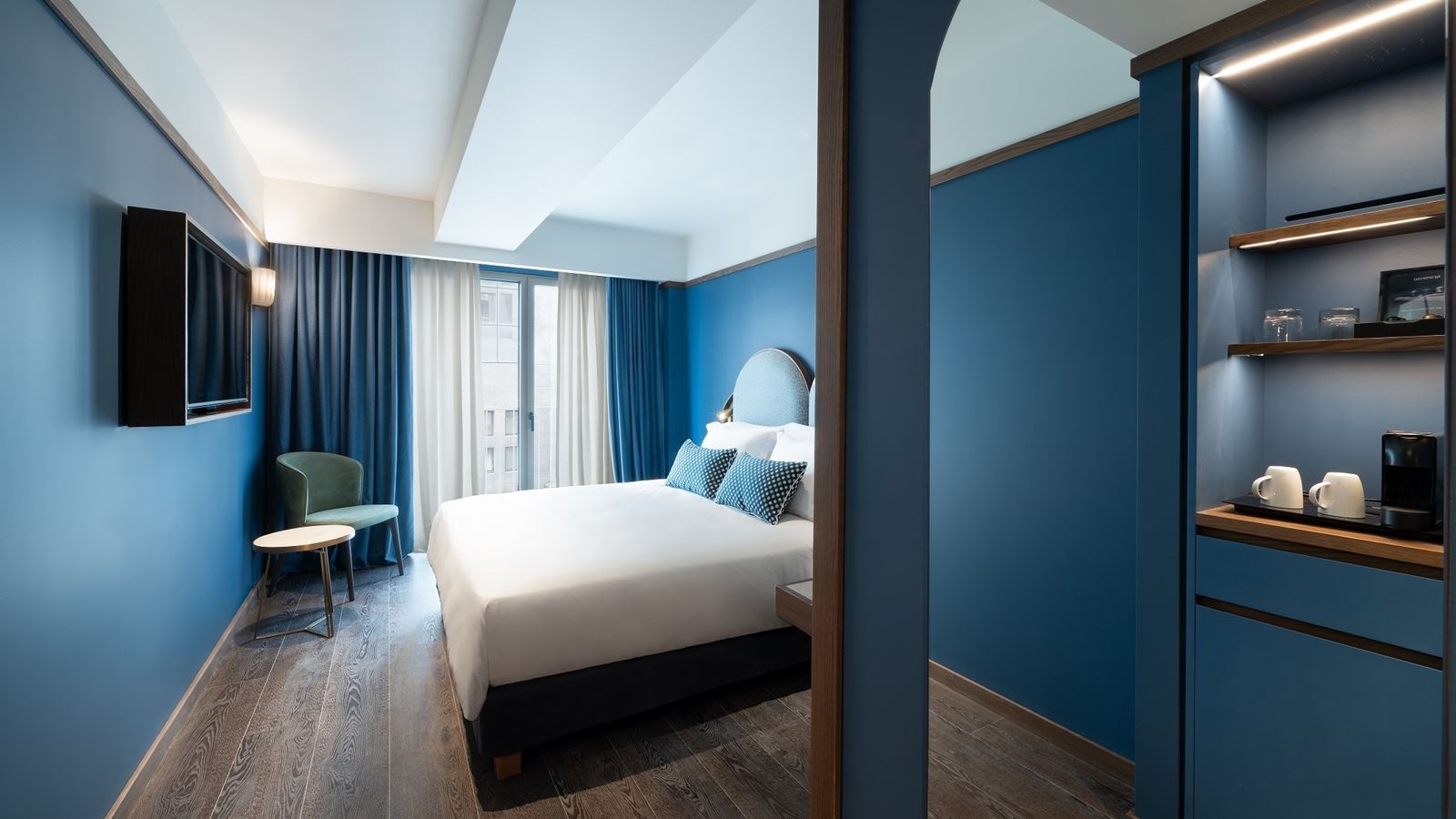 rooms-luxury-room-city-view-balcony-or-terrage