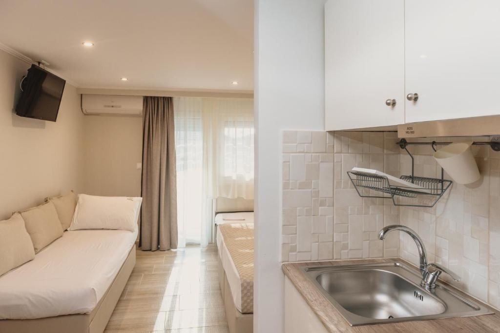 rooms-family-deluxe-room-balcony-or-terrace