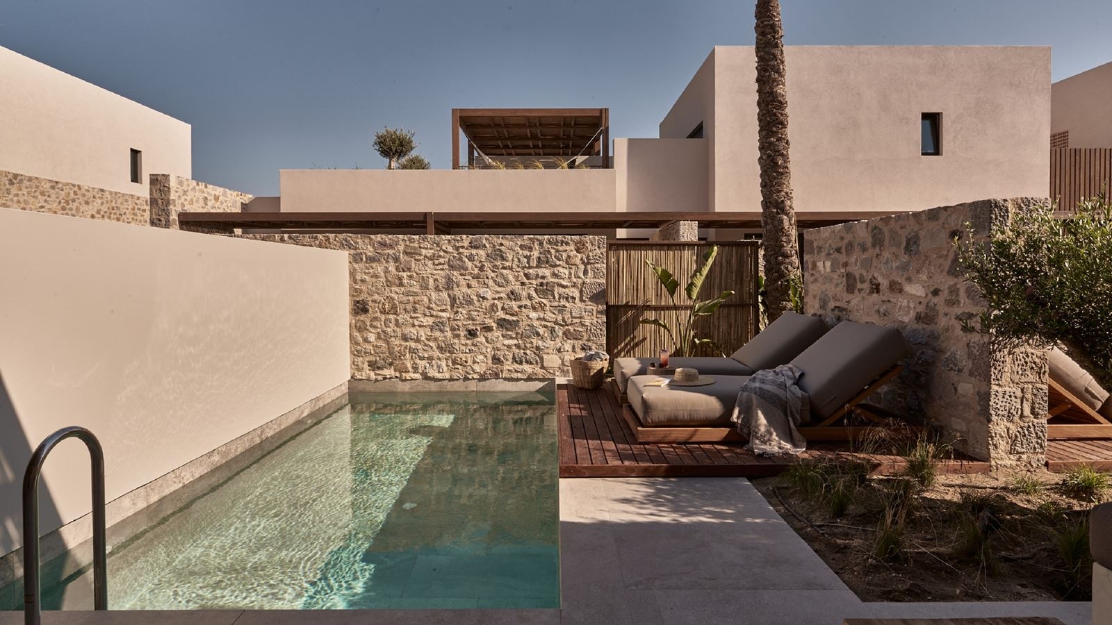 rooms-private-pool-suite