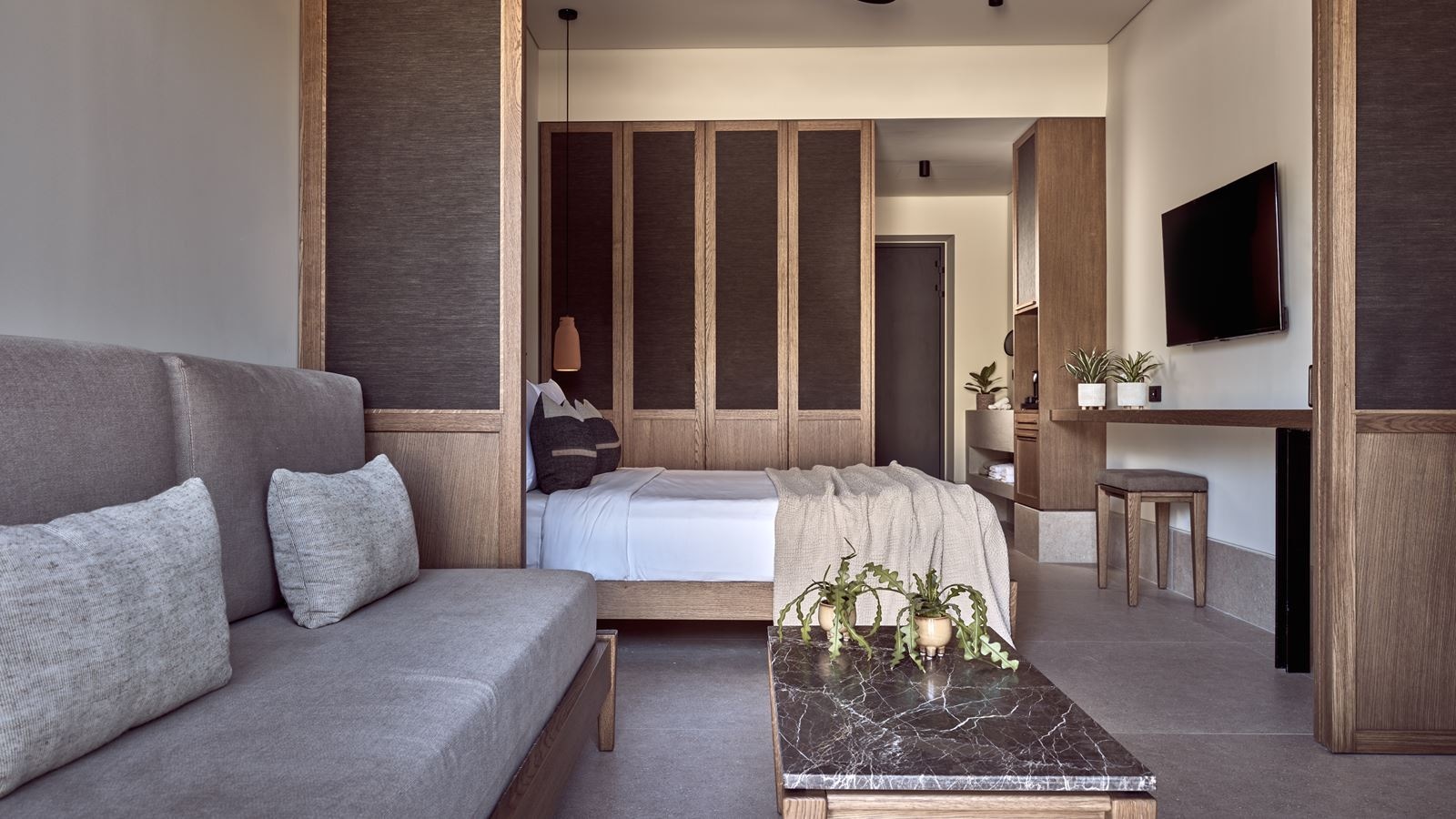 rooms-junior-suite-first-floor-with-indoor-jacuzzi