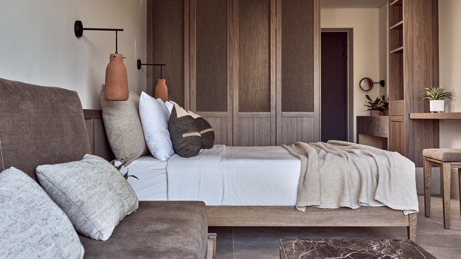 rooms-junior-suite-first-floor-with-indoor-jacuzzi