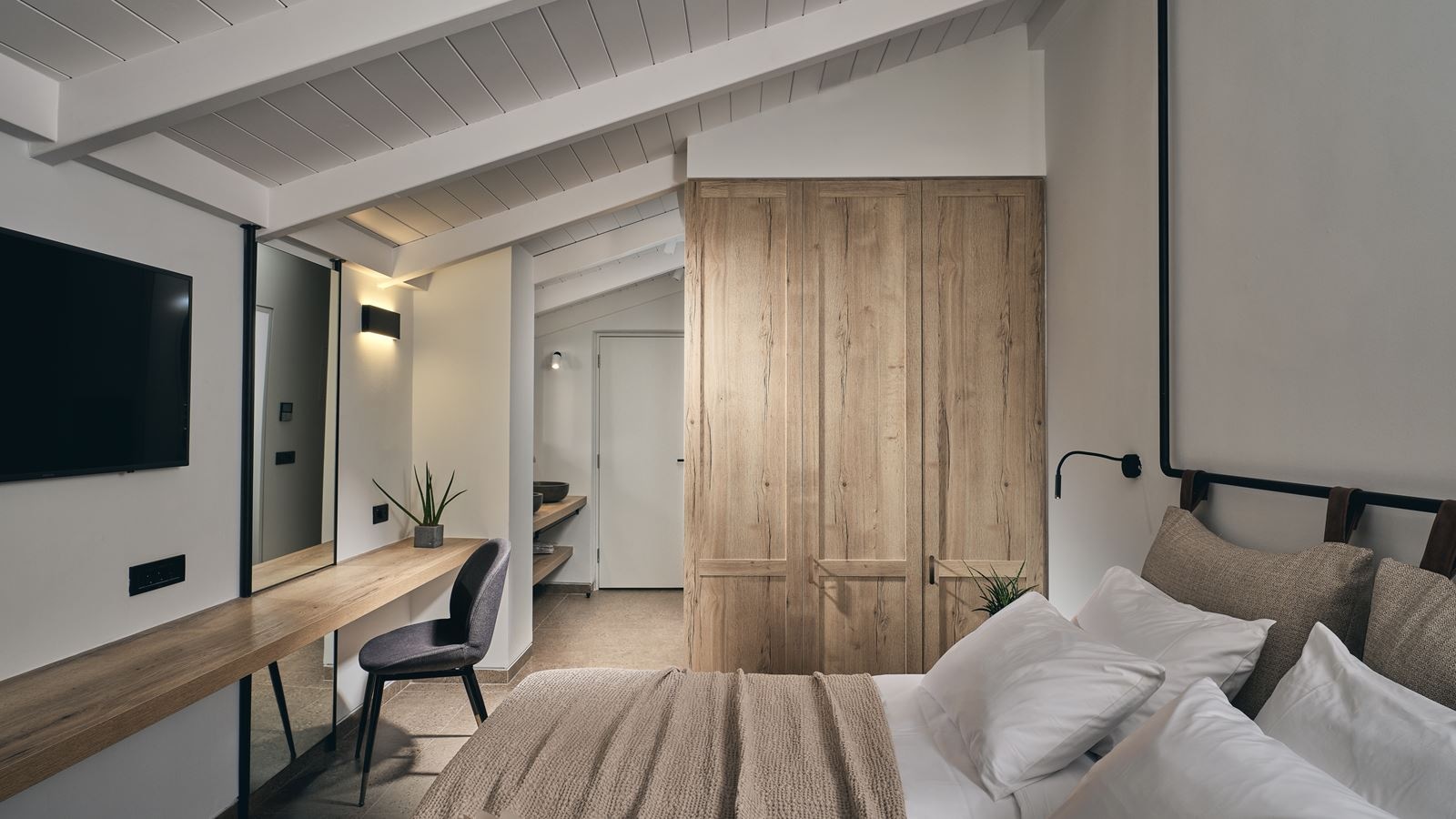 rooms-junior-suite-first-floor-with-indoor-jacuzzi