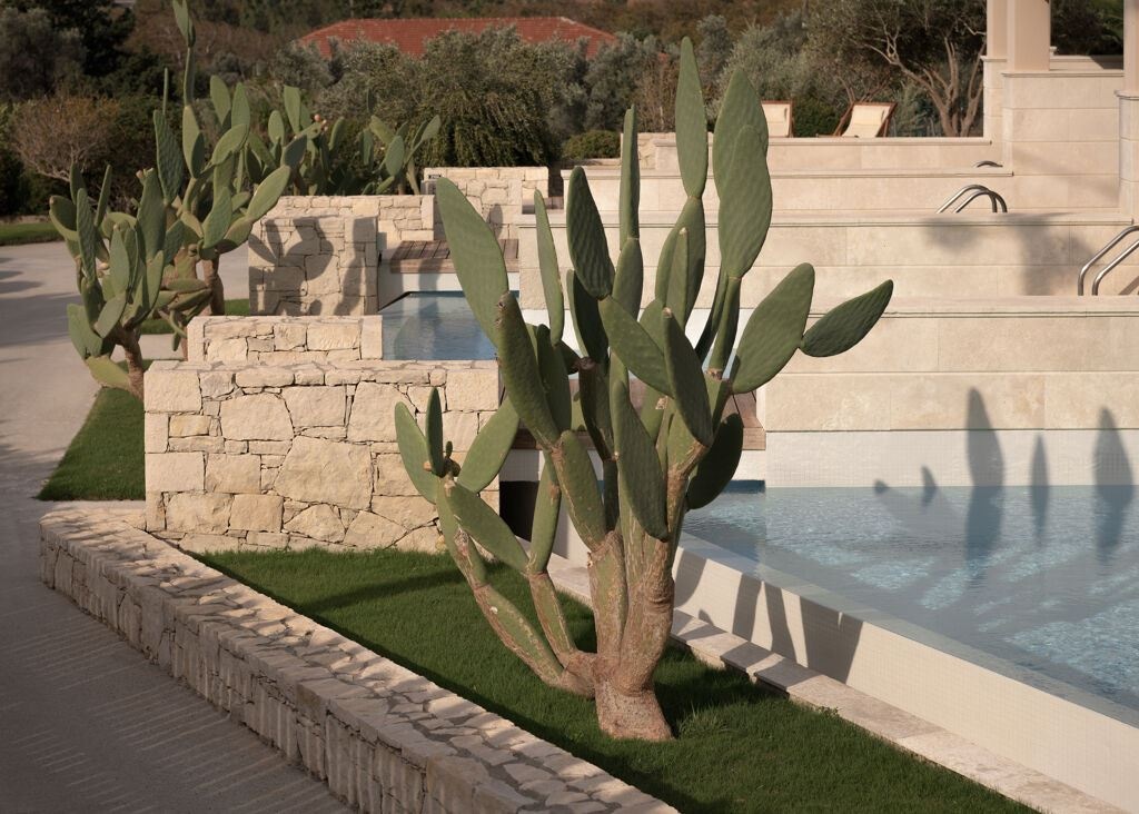 rooms-junior-suite-private-pool-garden-or-mountain-view