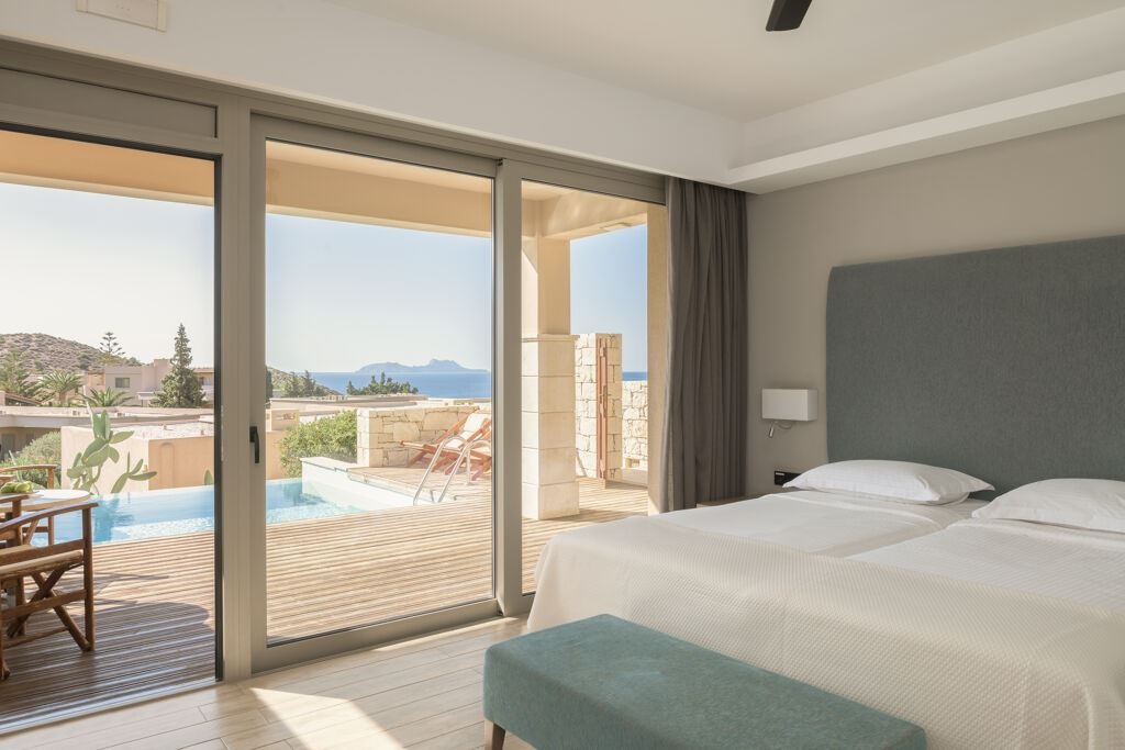 rooms-junior-suite-private-pool-sea-view