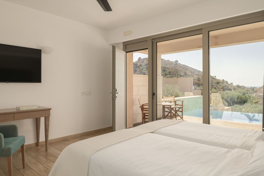 rooms-junior-suite-private-pool-sea-view