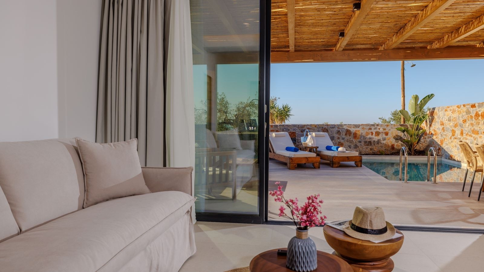 rooms-deluxe-suite-with-private-pool