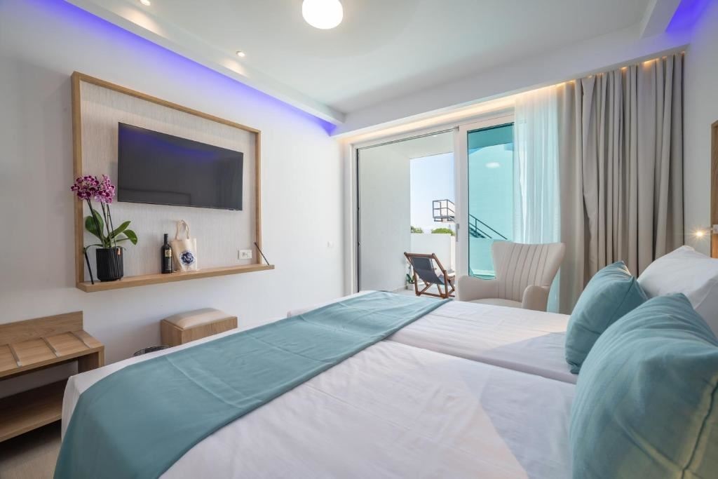 rooms-deluxe-twindouble-room-with-sharing-pool-and-pool-view