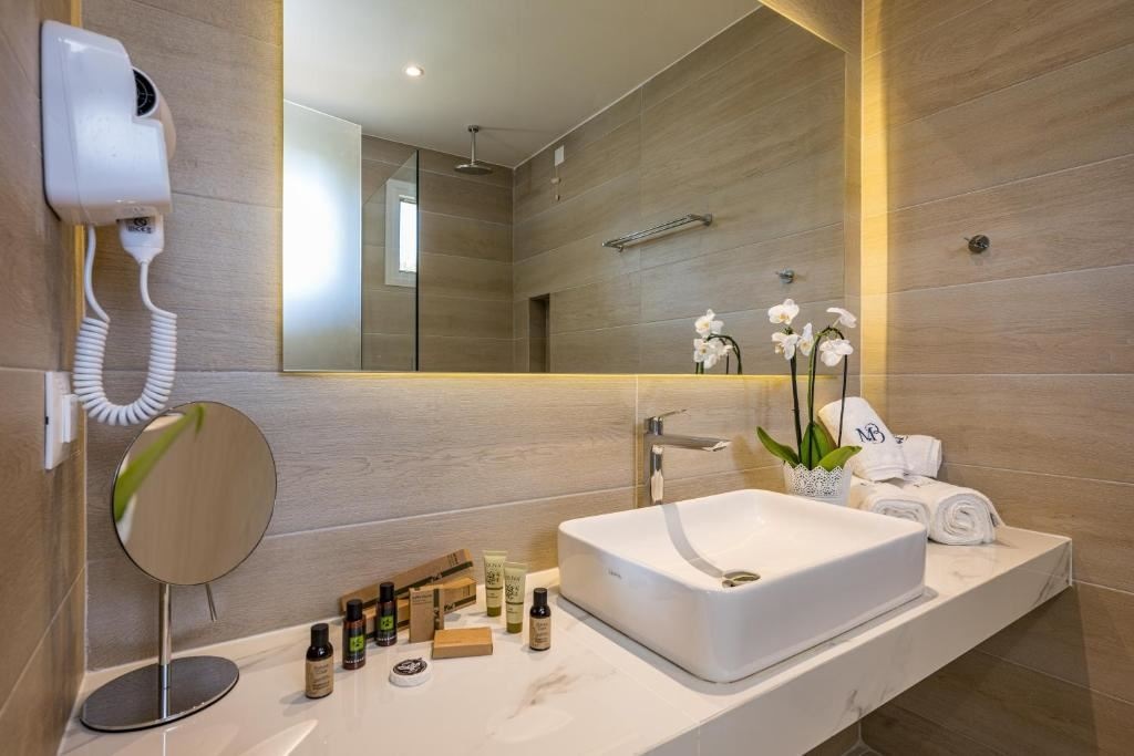 rooms-deluxe-twindouble-room-with-sharing-pool-and-pool-view