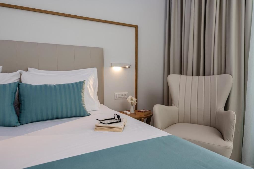 rooms-deluxe-twindouble-with-pool-view-and-sundeck