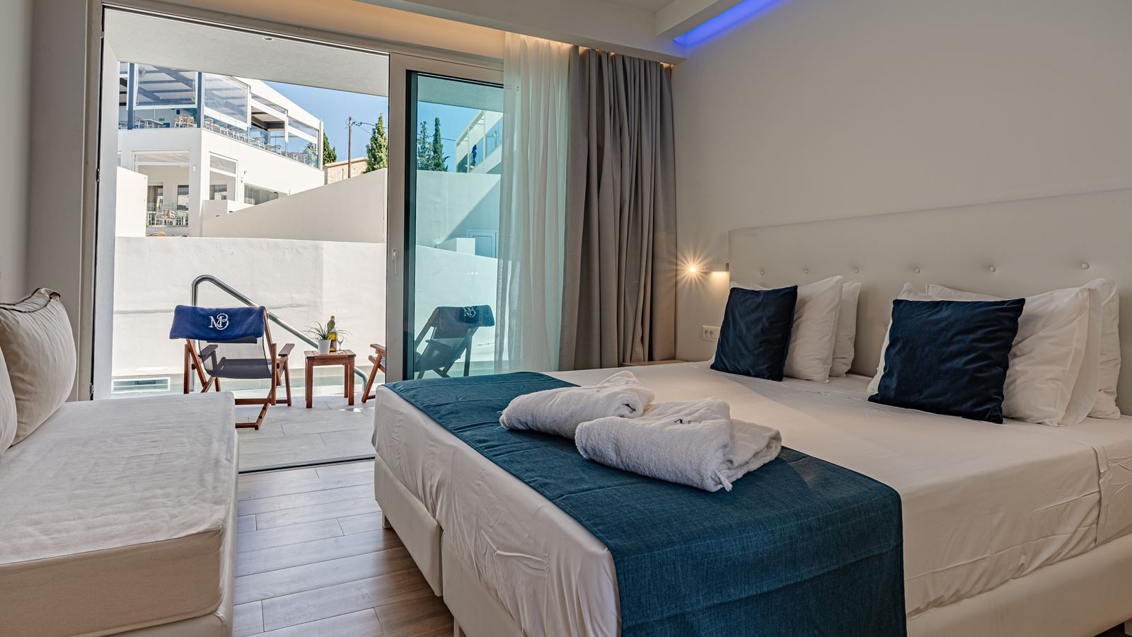 rooms-junior-suites-with-sharing-pool--pool-view