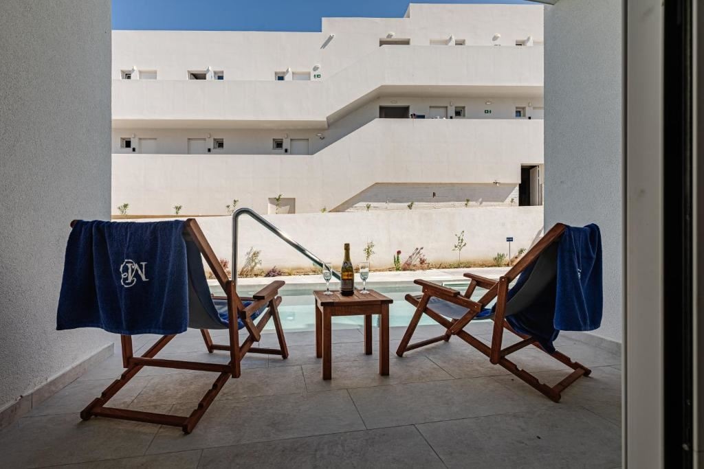 rooms-junior-suites-with-sharing-pool--pool-view