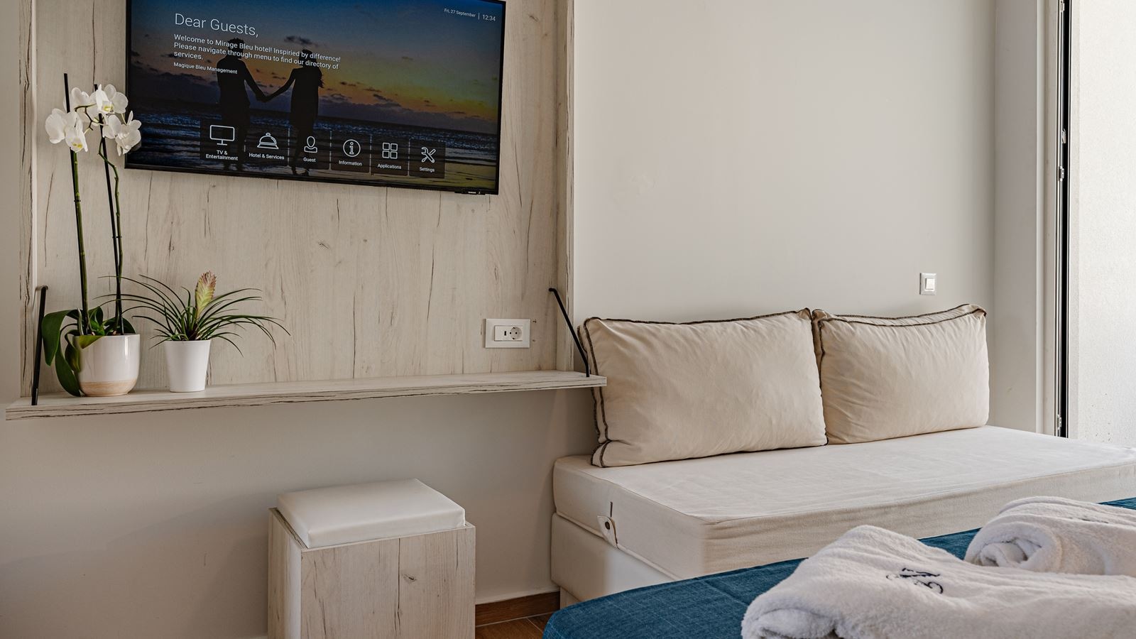 rooms-junior-suites-for-single-use-with-sundeck--pool-view