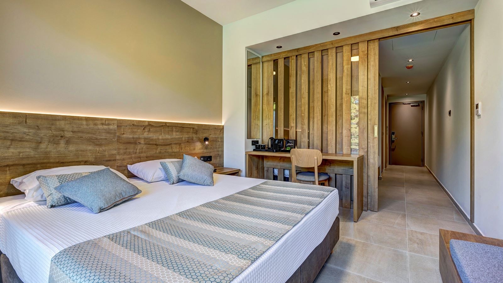 rooms-family-room-pool-view