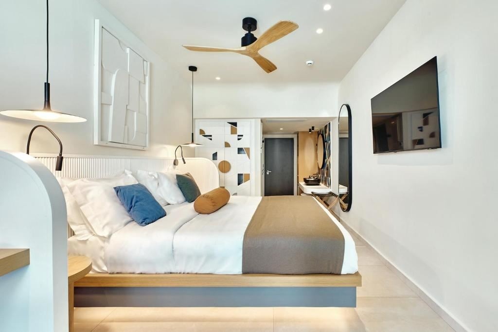 rooms-double-room-deluxe-swim-up-side-sea-view