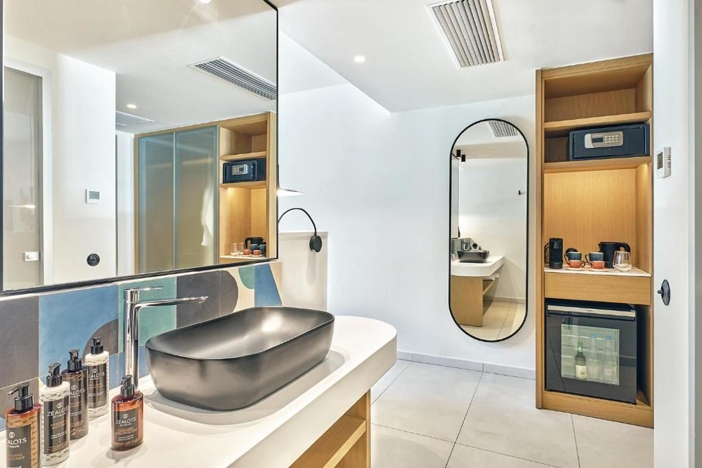 rooms-junior-suite-pure-luxe-swim-up