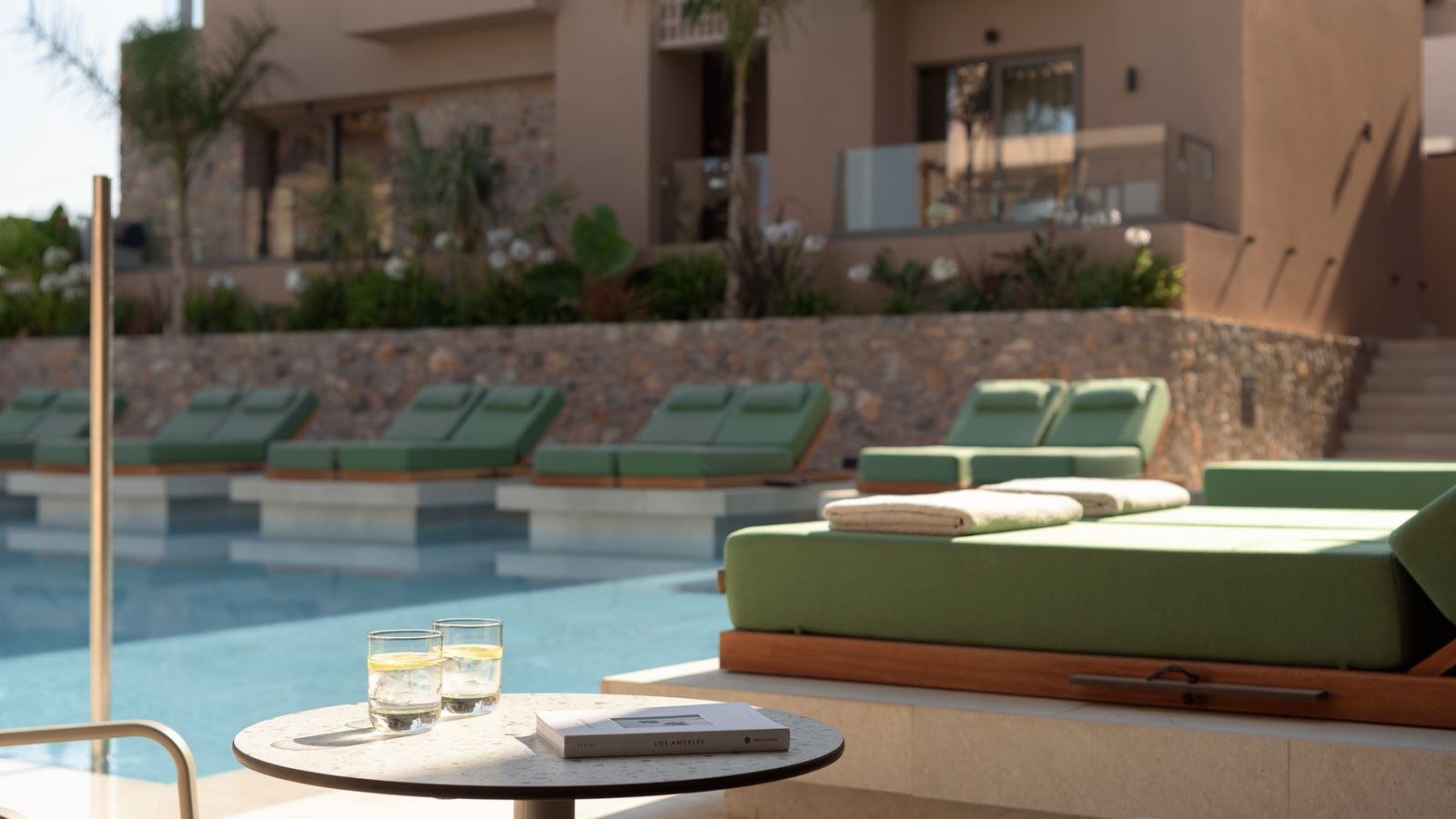 rooms-suit-junior-swim-up