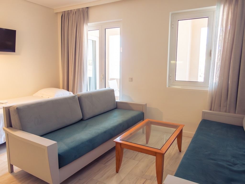 rooms-room-family-balcony-or-terrace