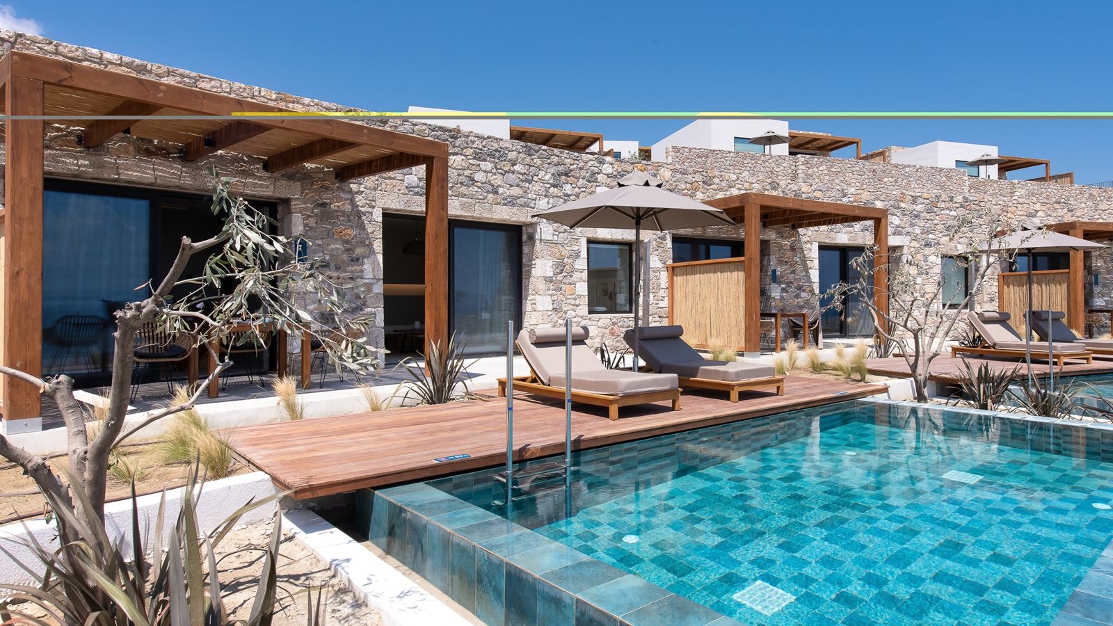 rooms-deluxe-suite-sea-view-with-private-pool