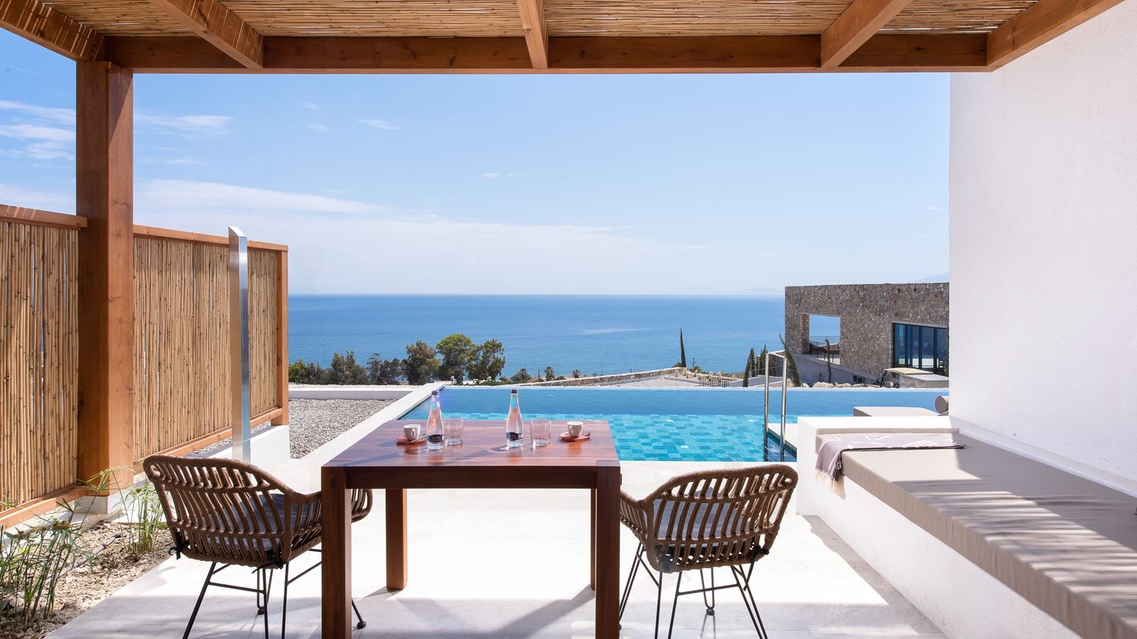 rooms-deluxe-suite-sea-view-with-private-pool