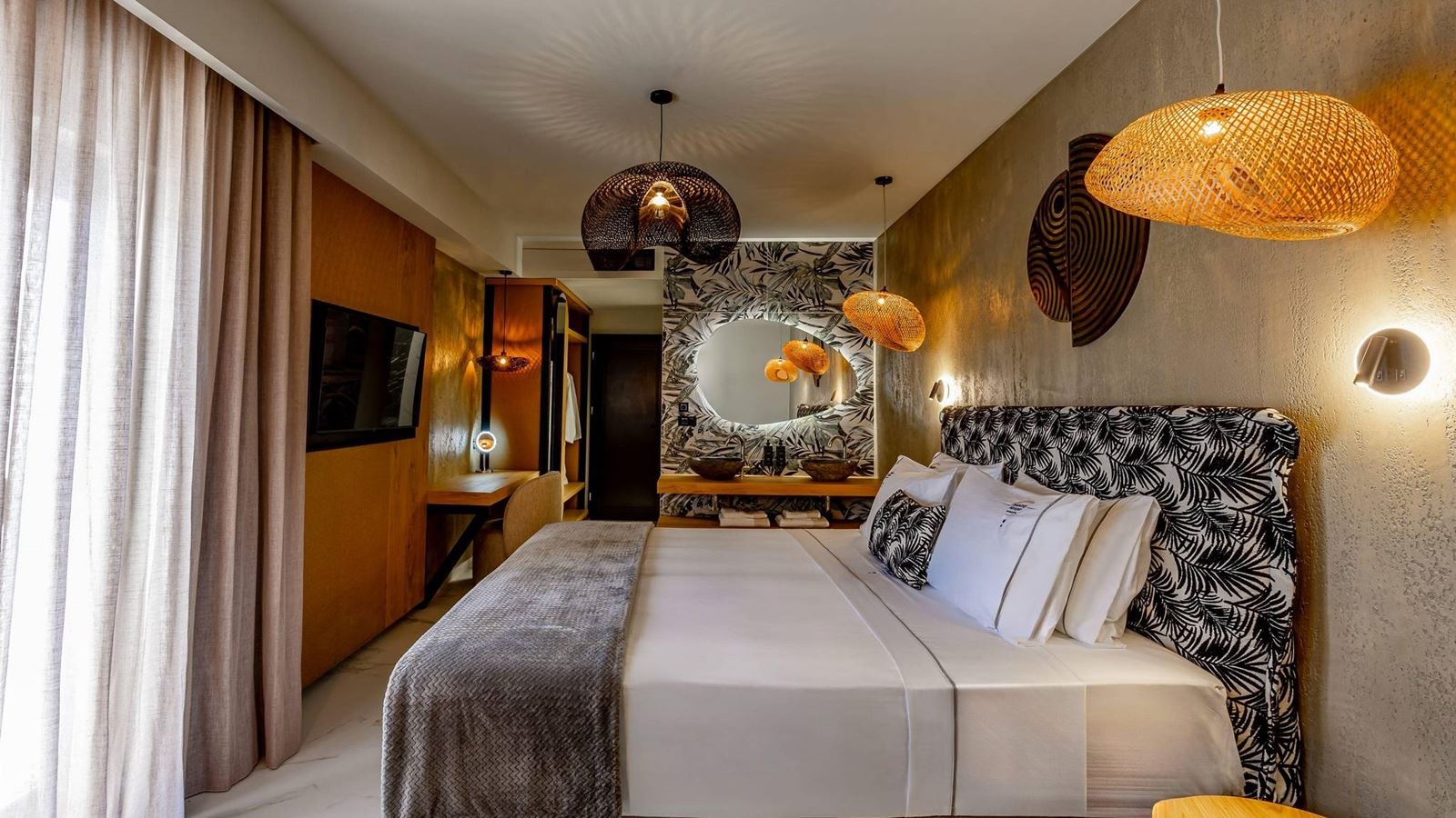 rooms-executive-double--with-outdoor-jetted-tub-and-living-area