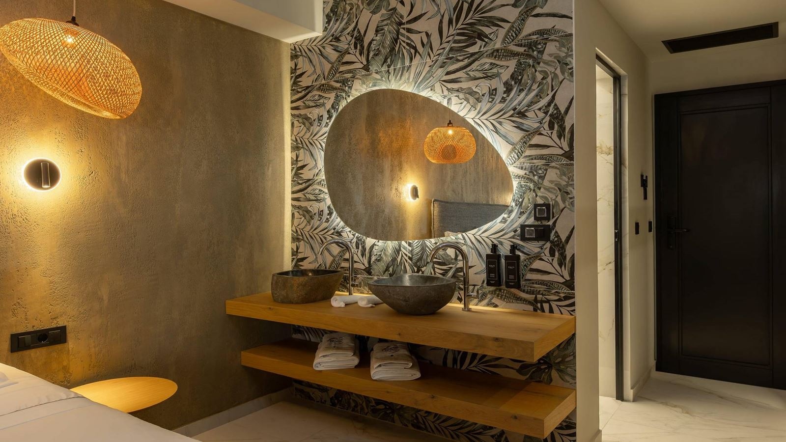 rooms-executive-double--with-outdoor-jetted-tub-and-living-area