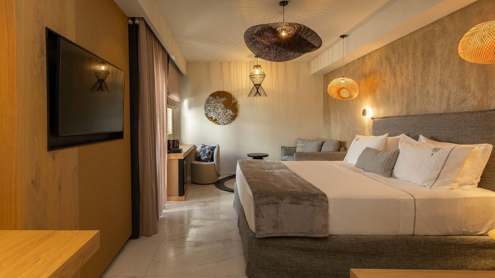 rooms-executive-double--with-outdoor-jetted-tub-and-living-area