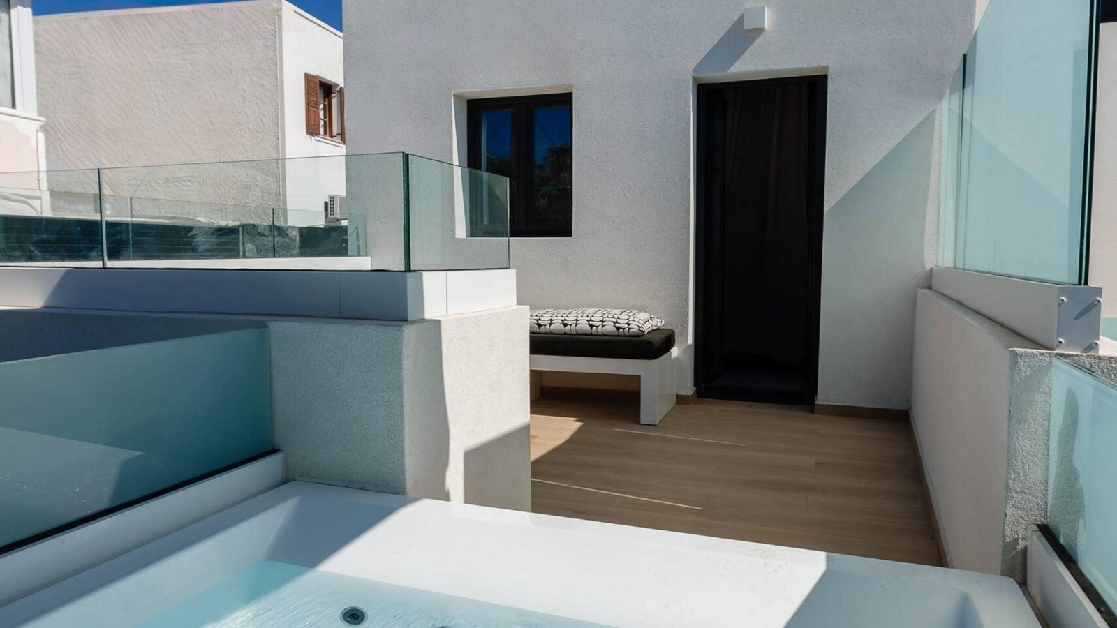 rooms-executive-double--with-outdoor-jetted-tub-and-living-area