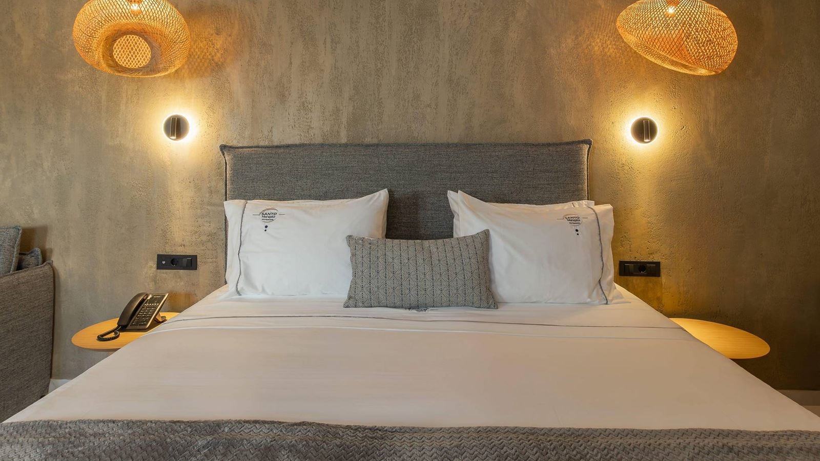 rooms-executive-double--with-outdoor-jetted-tub-and-living-area