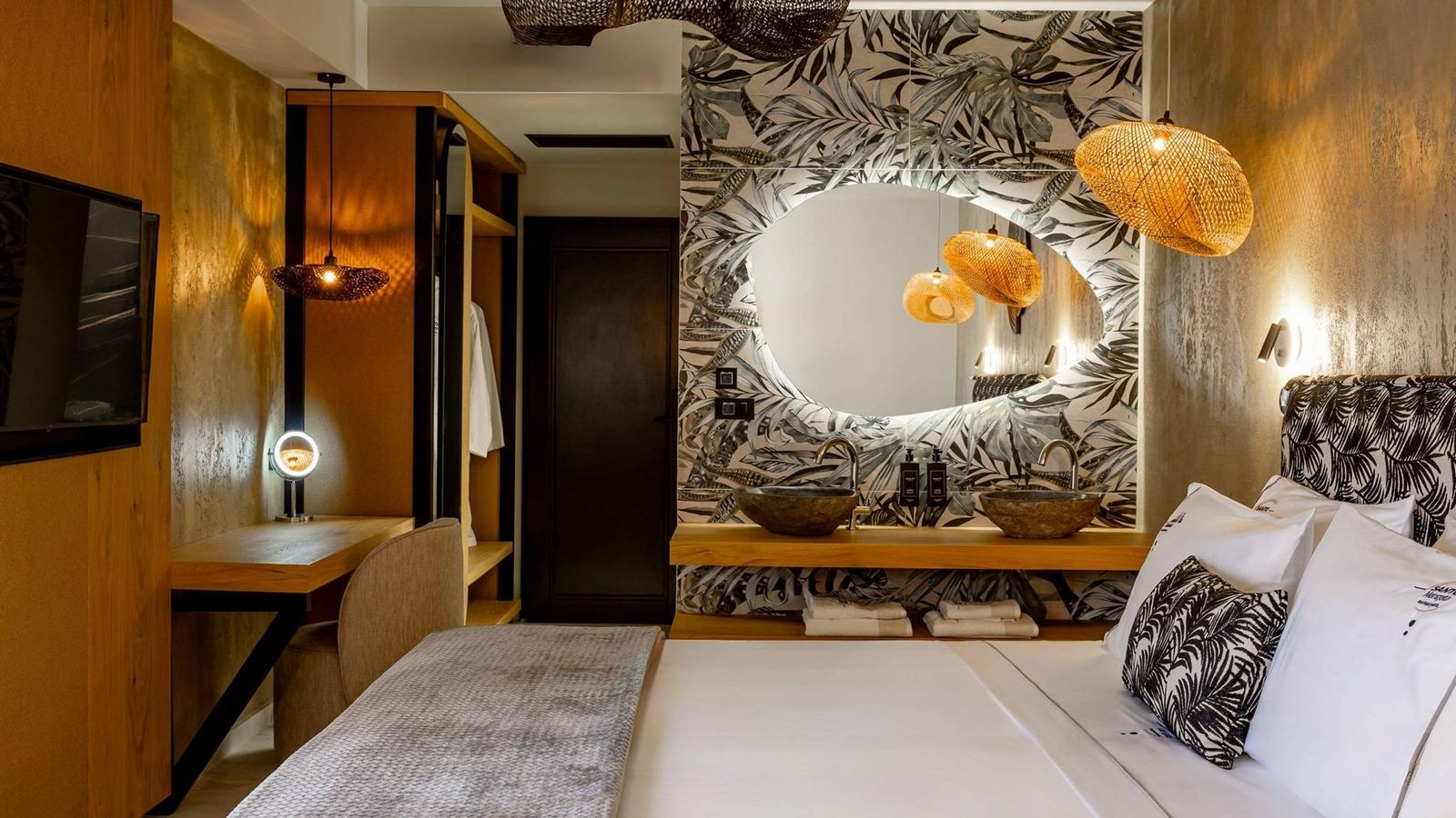 rooms-executive-double--with-outdoor-jetted-tub-and-living-area