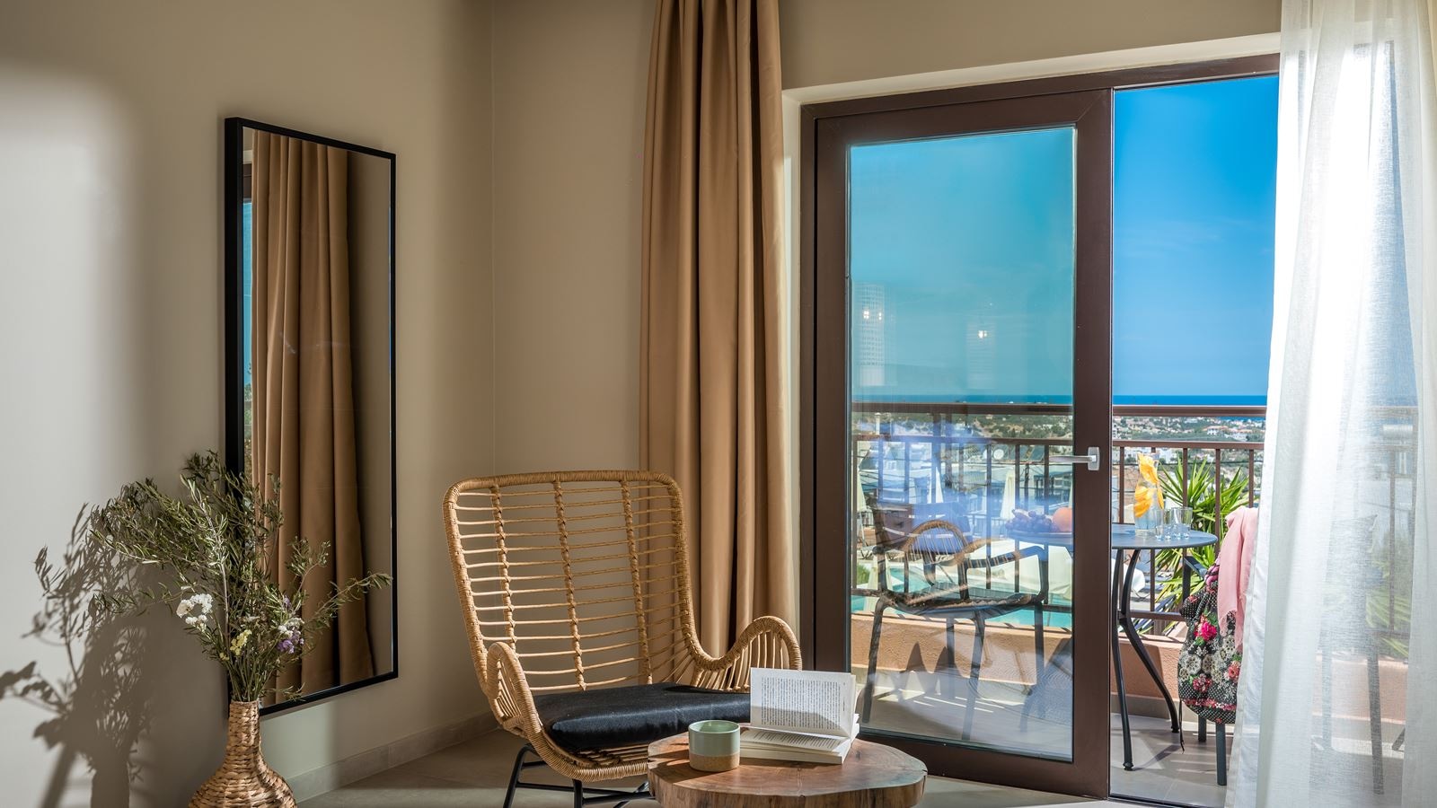 rooms-suite-open-plan-sea-view-balcony-or-terrace