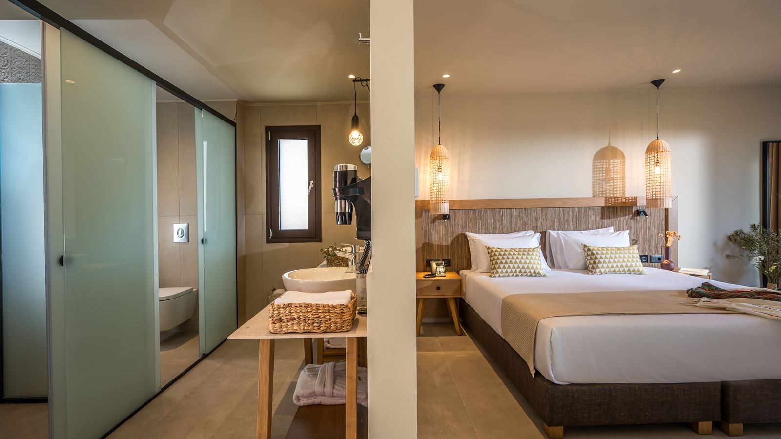 rooms-suite-open-plan-sea-view-balcony-or-terrace