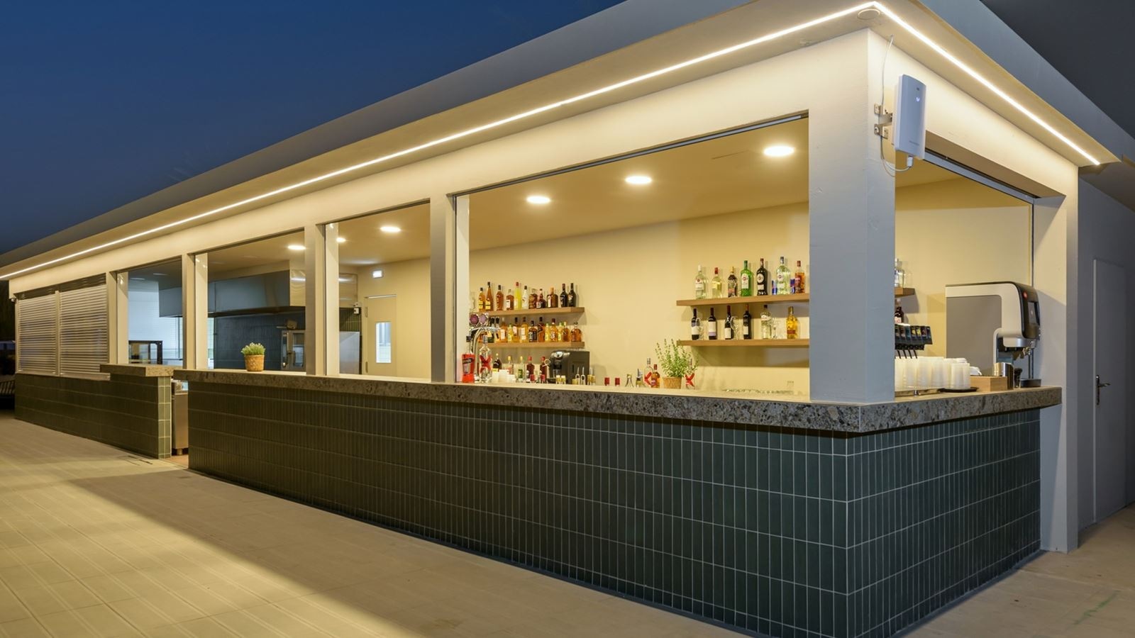 bars-ydor-main-bar-by-the-pool