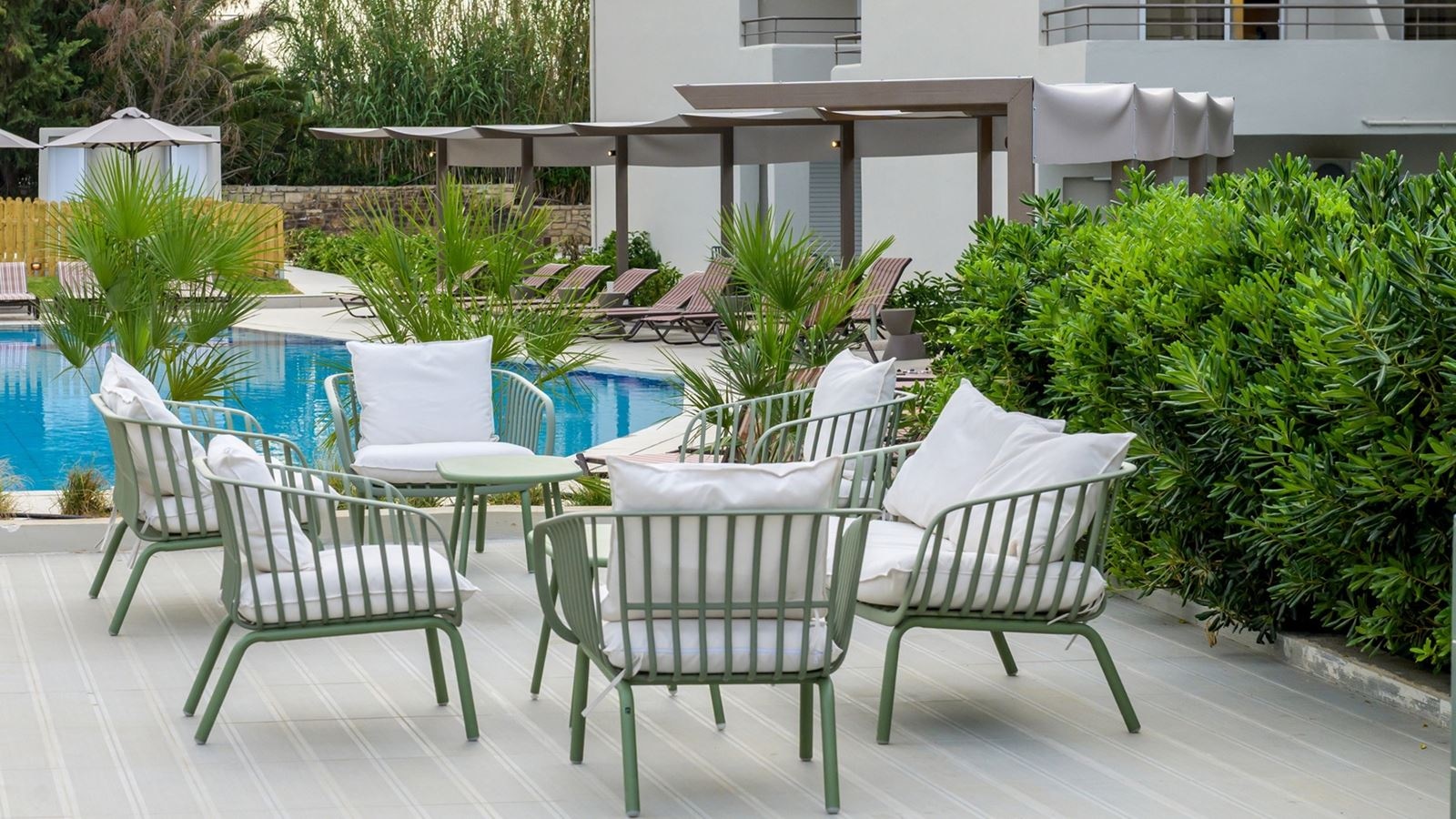 bars-ydor-main-bar-by-the-pool