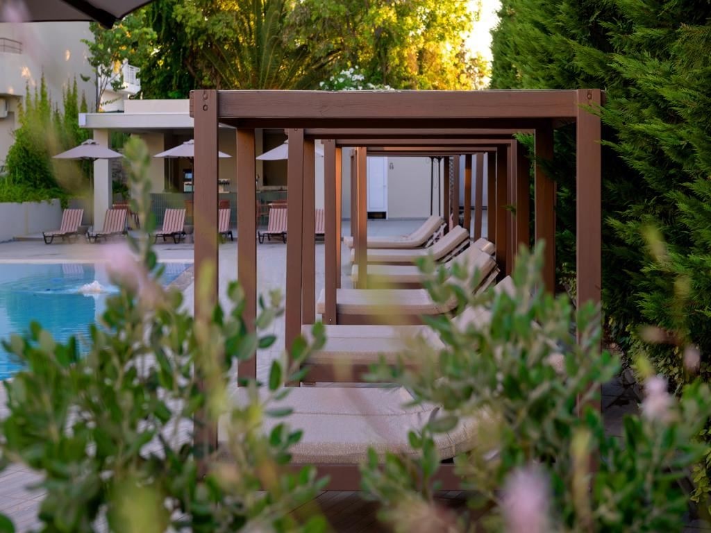 bars-ydor-main-bar-by-the-pool