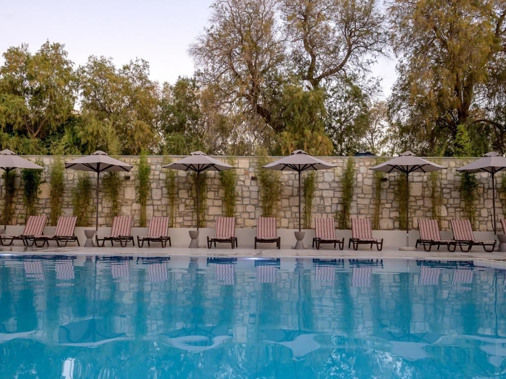 bars-ydor-main-bar-by-the-pool