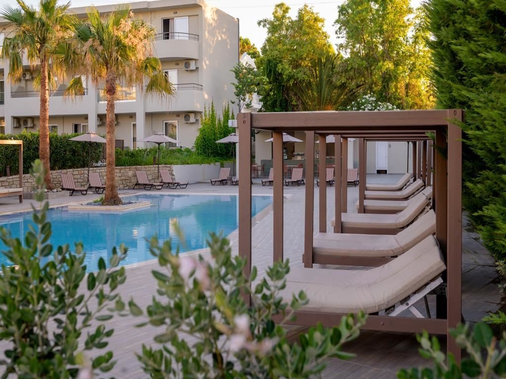 bars-ydor-main-bar-by-the-pool