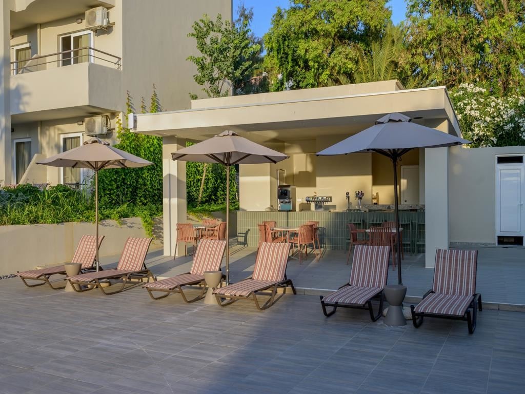 bars-ydor-main-bar-by-the-pool