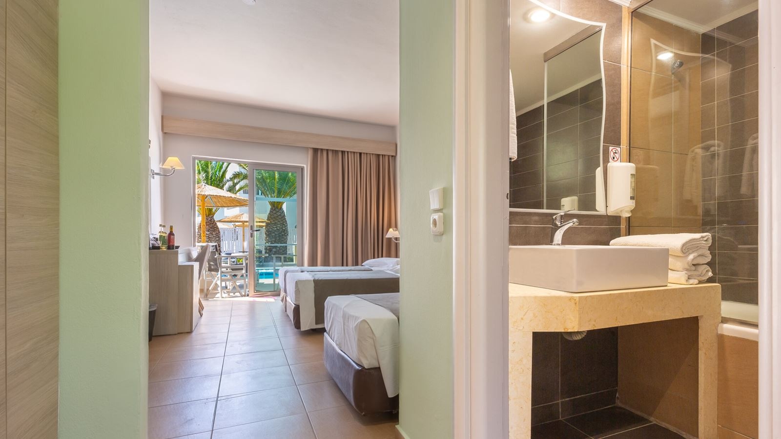 rooms-room-superior-twin-shared-pool