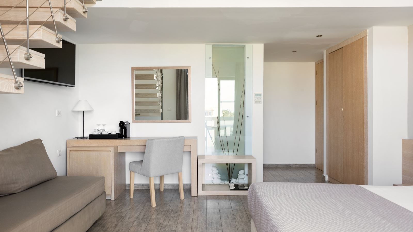 rooms-bi-level-garden-view