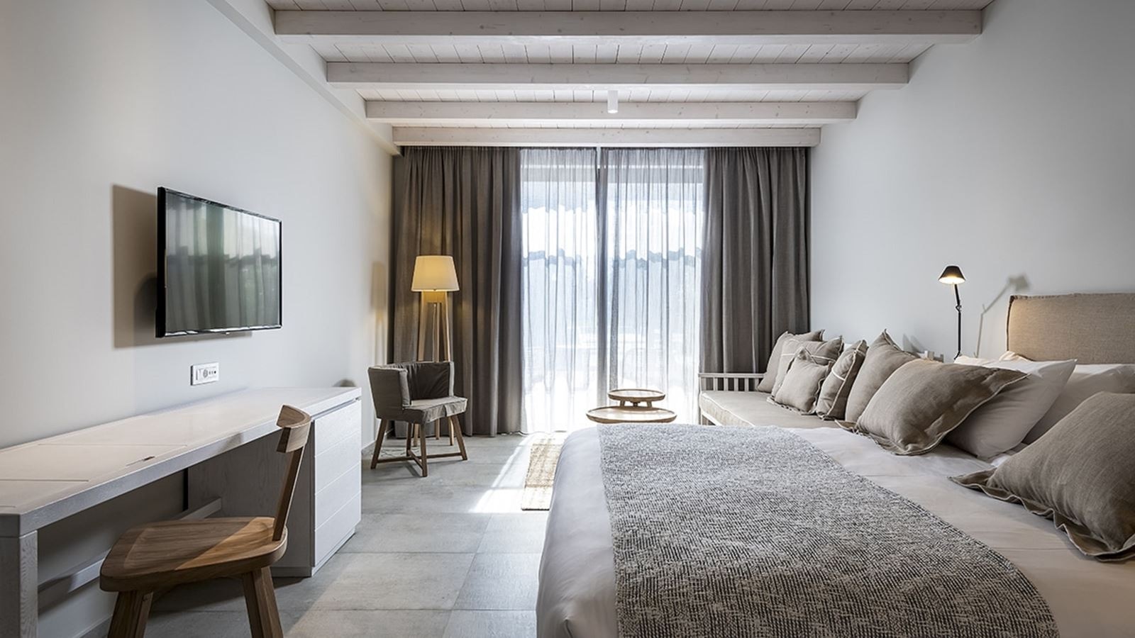 rooms-junior-suite-first-floor--pool-view-with-balcony