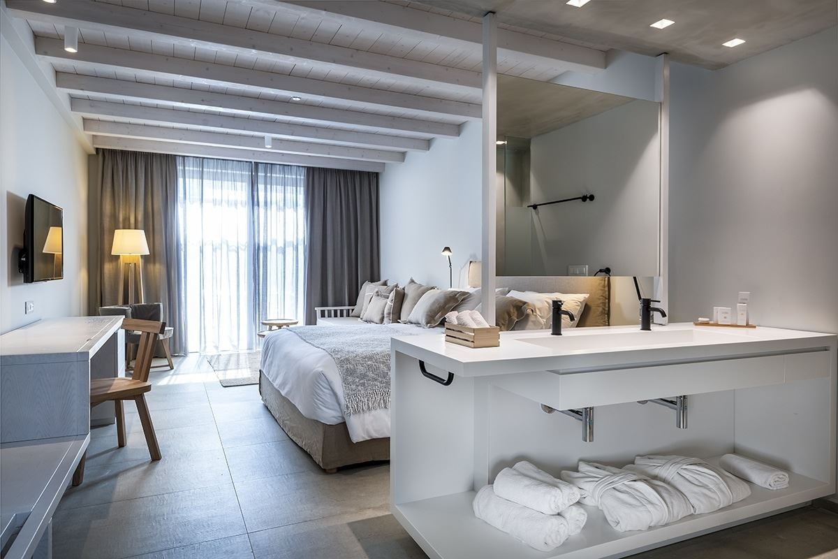 rooms-junior-suite-ground-floor-sharing-pool-swim-up-with-terrace